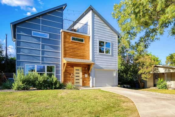 Luxury East Austin 6BR | Pool, Hot Tub, Roofdeck - Image 1